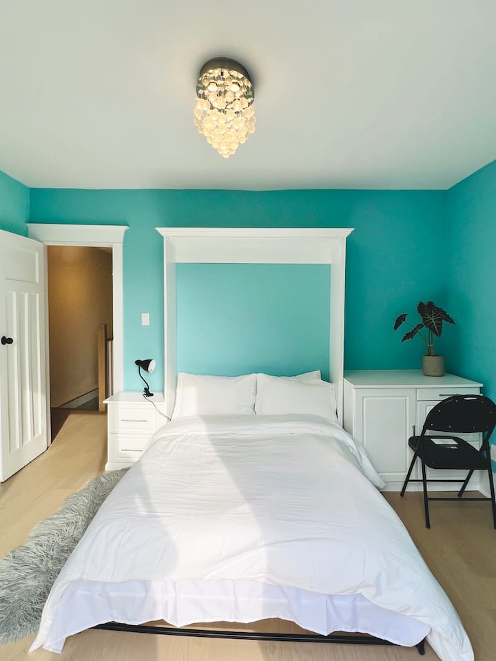 استمتع بسرير مورفي المزدوج المريح الذي يطوى بسهولة في الجدار، مما يمنحك مساحة أكبر للاسترخاء وجعل نفسك في بيتك.