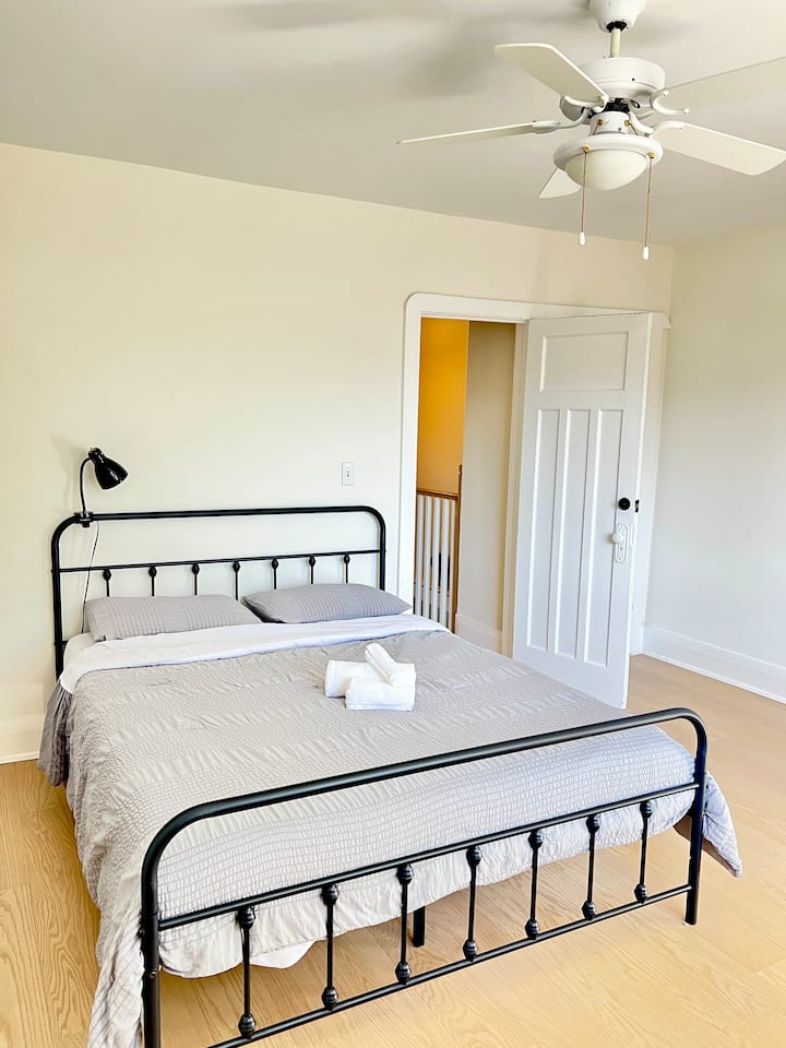 سرير مريح بحجم كوين مع مرتبة ممتازة من الإسفنج المرن لنوم مريح.