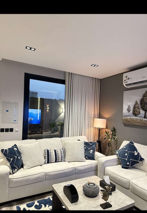 Cozy ground-floor 2BR apt with relaxing courtyard