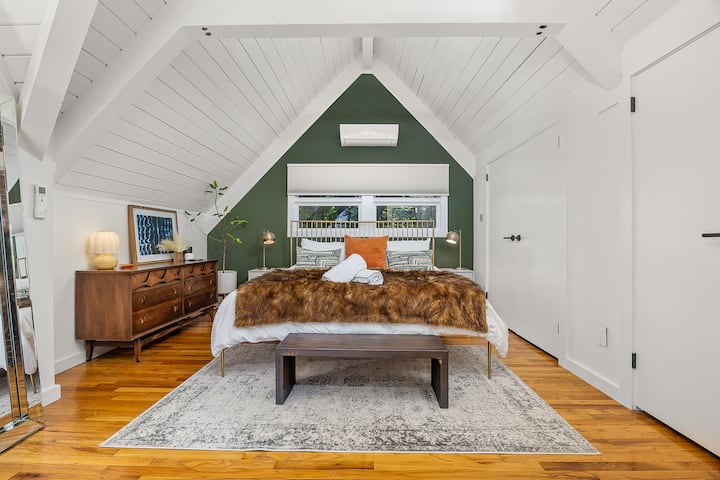 נופש קסום בעליית גג: להירגע בסטייל עם מיטה מפנקת ונופים מדהימים של תקרה משופעת!