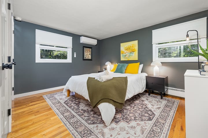 נופש בחדר השינה: להירגע בגוונים תוססים, עיצוב מודרני ונוף שקט לשלווה אולטימטיבית!