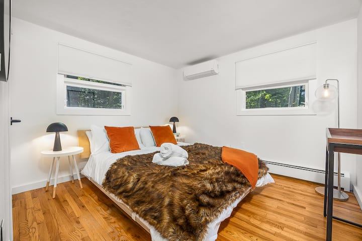 נופש בחדר השינה: מרחב מואר עם עיצוב מסוגנן, מצעים מפנקים ונופים של יער שליו!