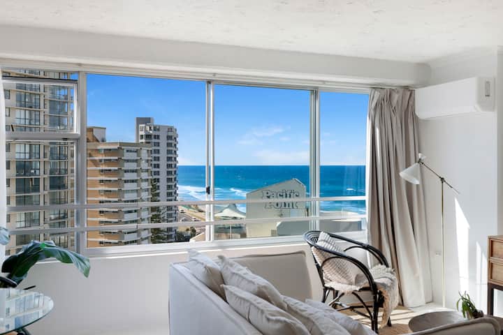 Oceanview Studio Beachfront With Parking - Gold Coast