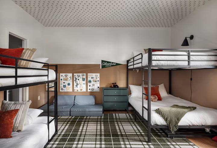 Најдобрата соба со кревети на спрат за деца! Два цврсти кревета на спрат, пријатен простор за одмор и забавен декор го прават ова совршено место за преспивање и забава.