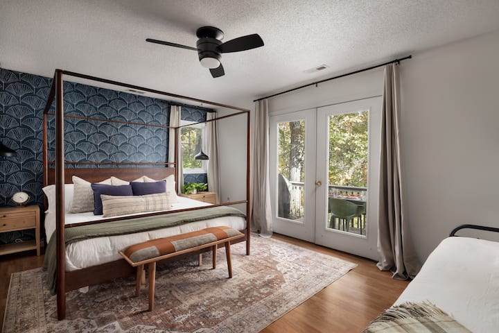 Опуштете се во примамливата главна спална соба со луксузен брачен кревет (широк 180-220 см), приватен балкон и сопствена бања. Разбудете се со прекрасен поглед кон шумата веднаш зад француските врати.