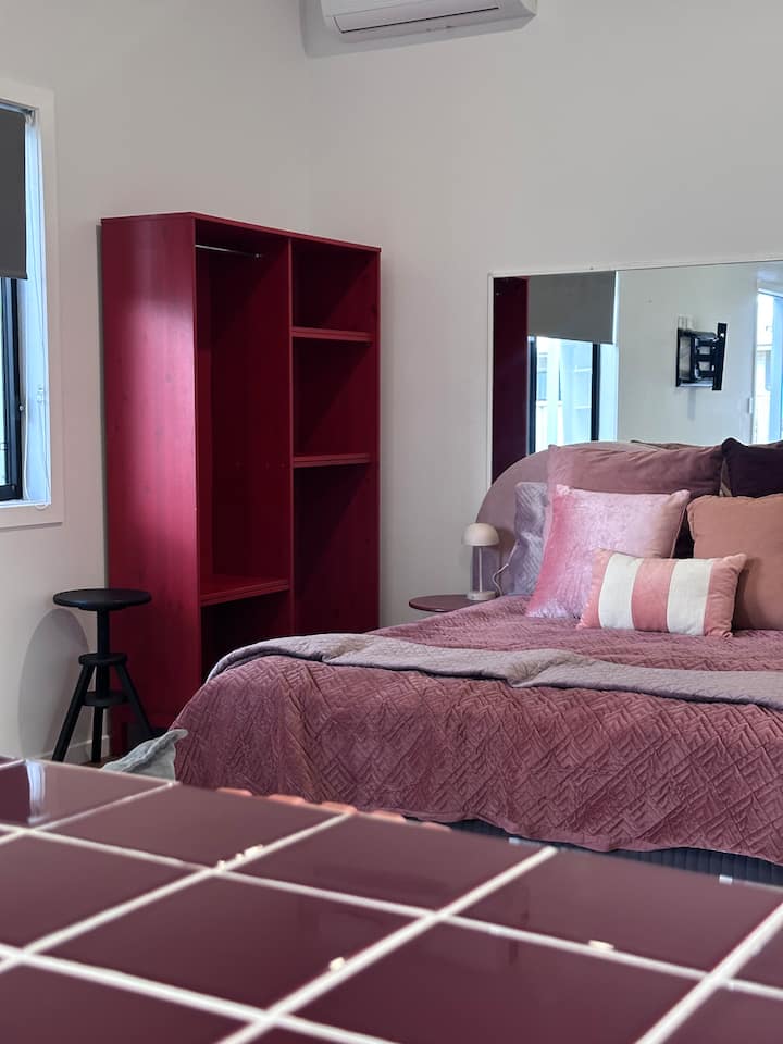 Кревет и гардеробер 