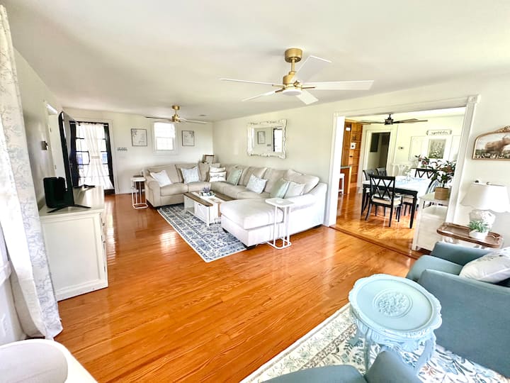 להתכרבל על הספה עם הרבה מקומות ישיבה לחברים ולמשפחה שלכם. הסלון כולל מקומות ישיבה ליד האח וטלוויזיה 65 אינץ'.