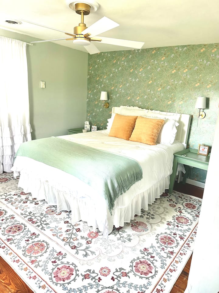 החיים מלאים באפרסקים. תיהנו ממיטת הקווין סייז שלכם בחדר השינה הנעים הזה בהשראת וינטג'. ארון בגודל מלא, שידה ושידה קטנה. 