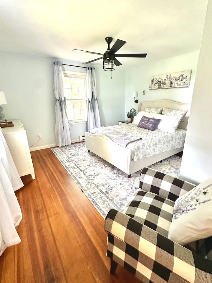 חוו חלומות לבנדר בחדר השינה בקומה הראשונה. כל כך רומנטי, מושלם ליום הולדת או לחופשה. מיטת קווין סייז, וילונות האפלה, שידה, ארון בגודל מלא.