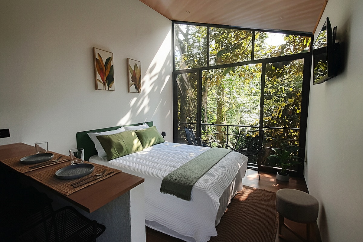 Lara Jungle‑ის ამ ნომერში დაგხვდებათ ძალიან კომფორტული ორსაწოლი და ტყის ფართო ხედები. Დატკბით მშვიდი და პირადი ატმოსფეროთი. Ჯუნგლების ხმები ხელს უწყობს ხარისხიან ძილს და კარგ დასვენებას.