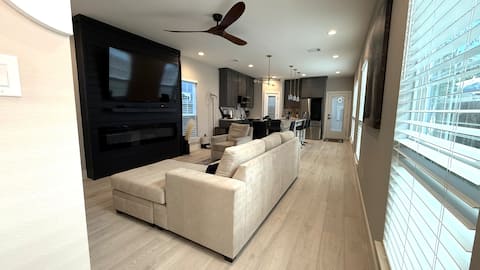 Top performing Airbnb: Modern Homes in South Dallas in Bonton
