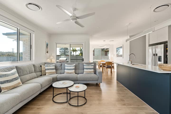 Budgewoi Beach House | 100m To Beach | Pool - Budgewoi