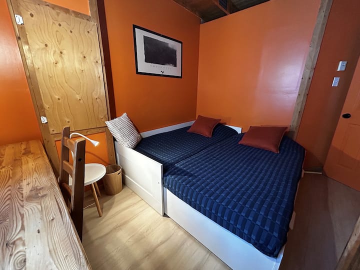 საწოლის გაშლა შესაძლებელია ორადგილიანად, რაც კომფორტულ სივრცეს ქმნის დასაძინებლად. სტუმრებს შეუძლიათ ერთი საბნის გაზიარება ან თითოეული თავისთვის ცალკე ადგილის გამოყოფა.