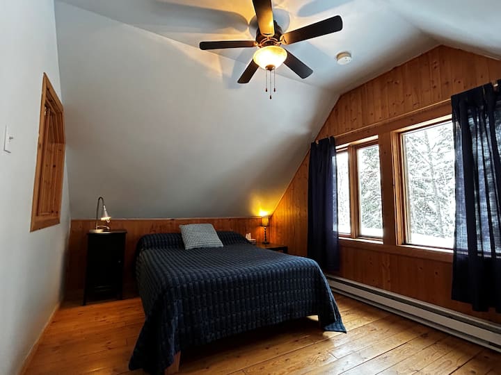 მეორე სართულზე მდებარე საძინებელი კომფორტული და სასიამოვნო სივრცეა, რომელიც დახურულია და ნათელია დიდი ფანჯრის წყალობით.