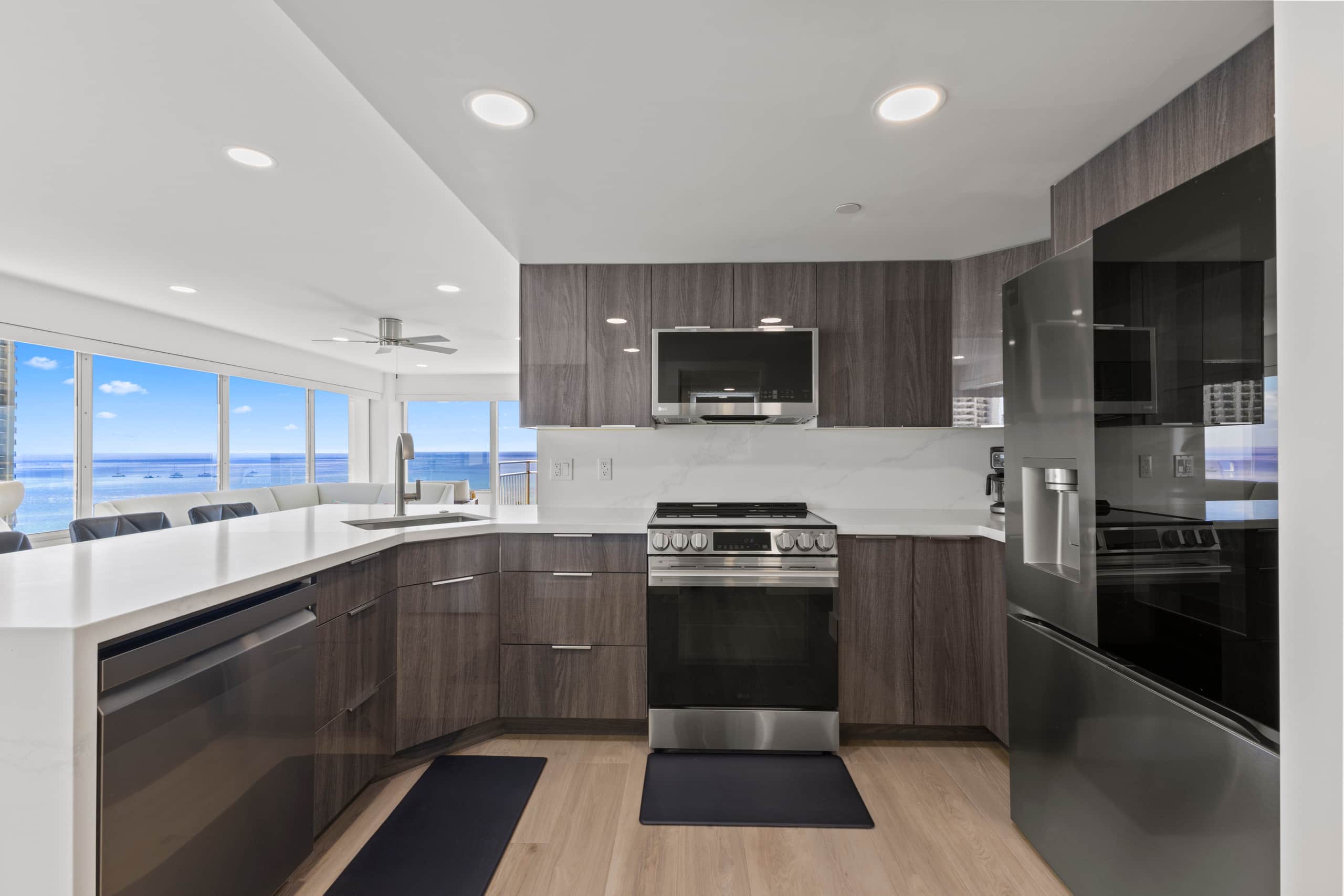 Condo in Honolulu · ★4.96 · 2 bedrooms · 3 beds · 2 private baths - Image 18