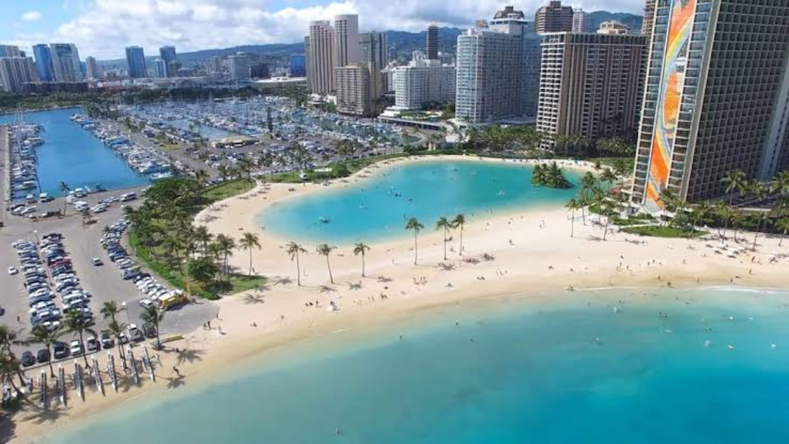 Condo in Honolulu · ★4.96 · 2 bedrooms · 3 beds · 2 private baths - Image 65