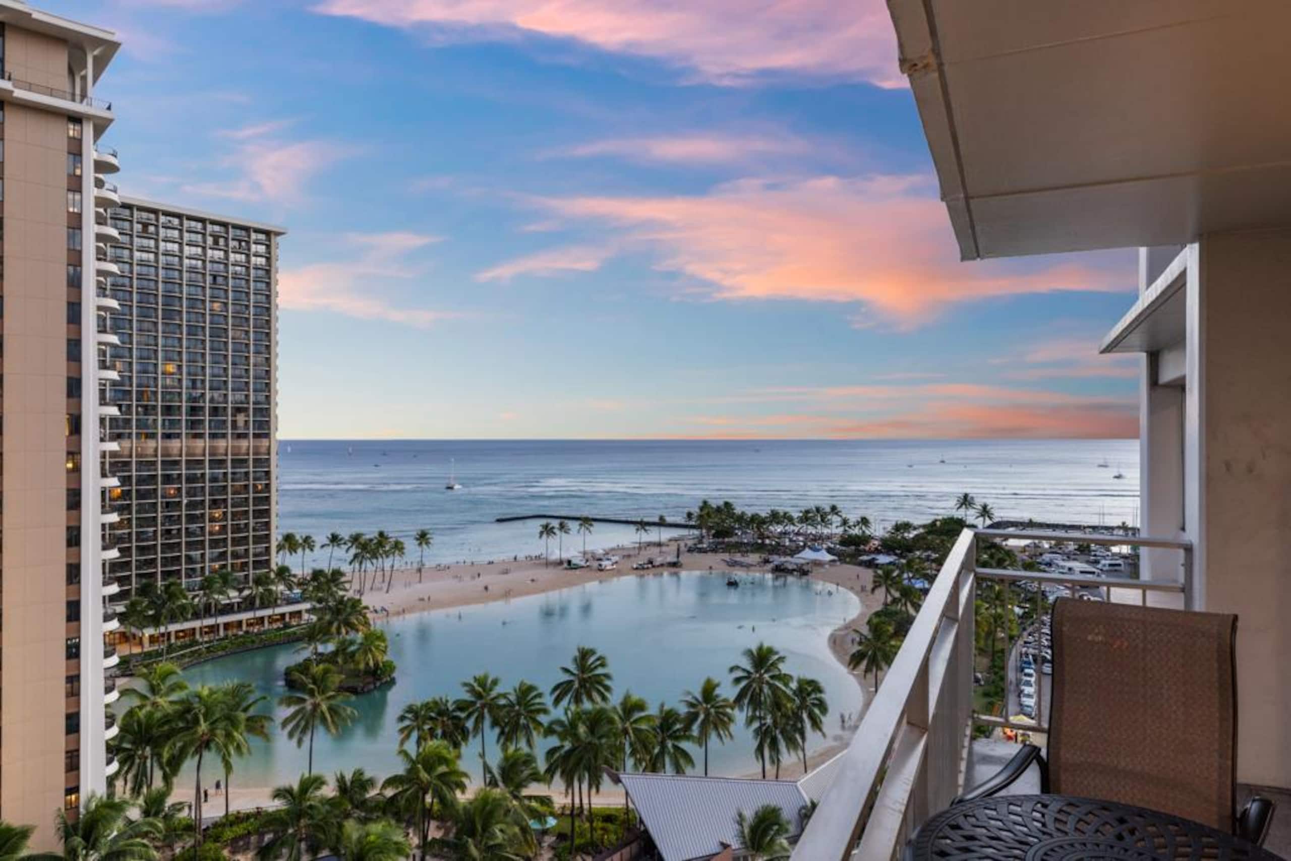 Condo in Honolulu · ★4.96 · 2 bedrooms · 3 beds · 2 private baths - Image 44