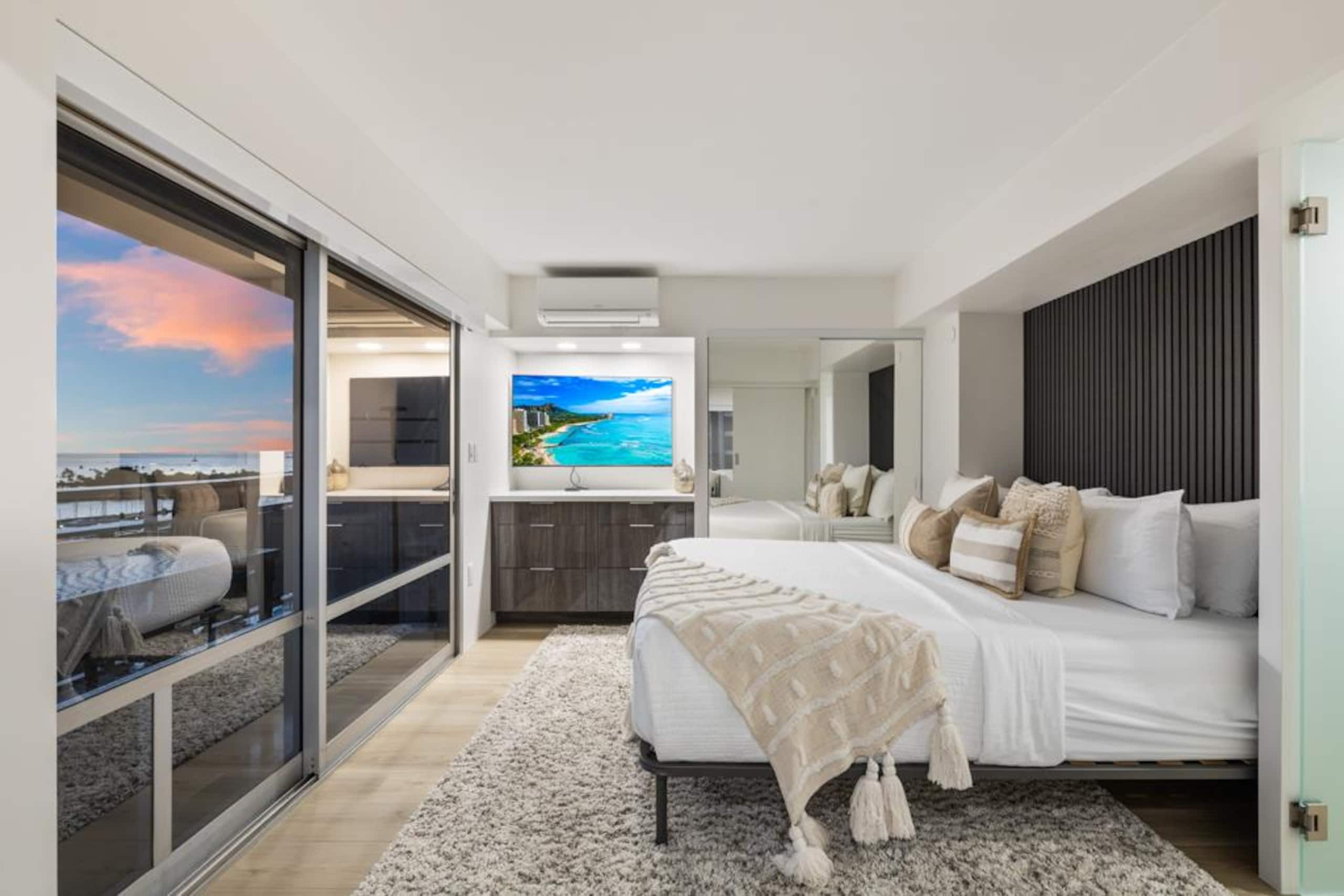 Condo in Honolulu · ★4.96 · 2 bedrooms · 3 beds · 2 private baths - Image 25
