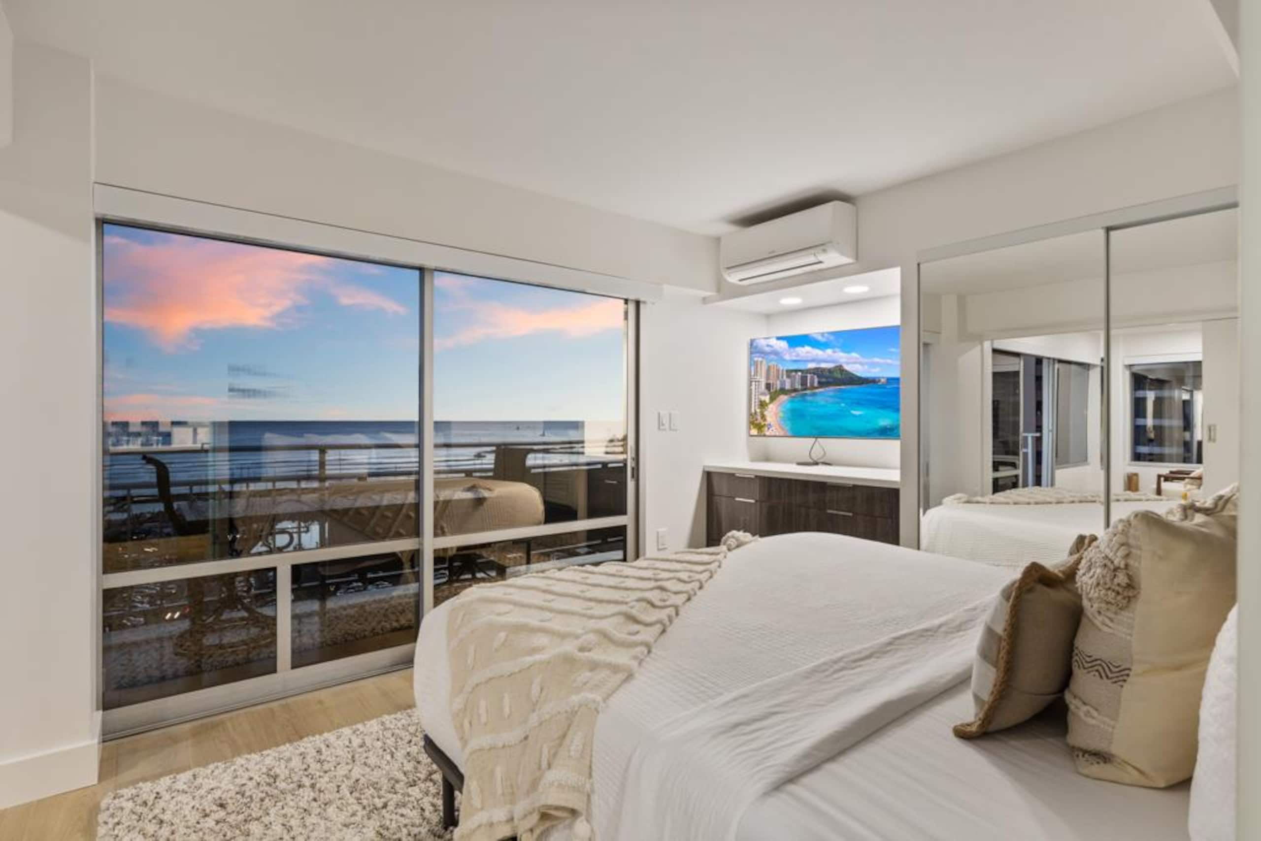 Condo in Honolulu · ★4.96 · 2 bedrooms · 3 beds · 2 private baths - Image 22