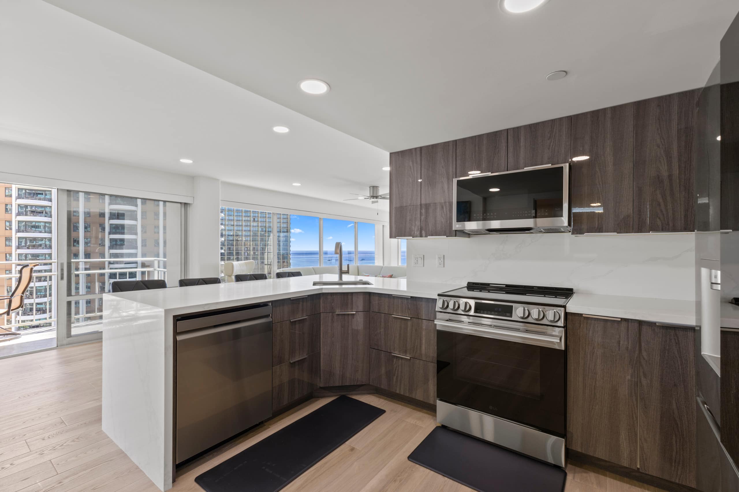Condo in Honolulu · ★4.96 · 2 bedrooms · 3 beds · 2 private baths - Image 20