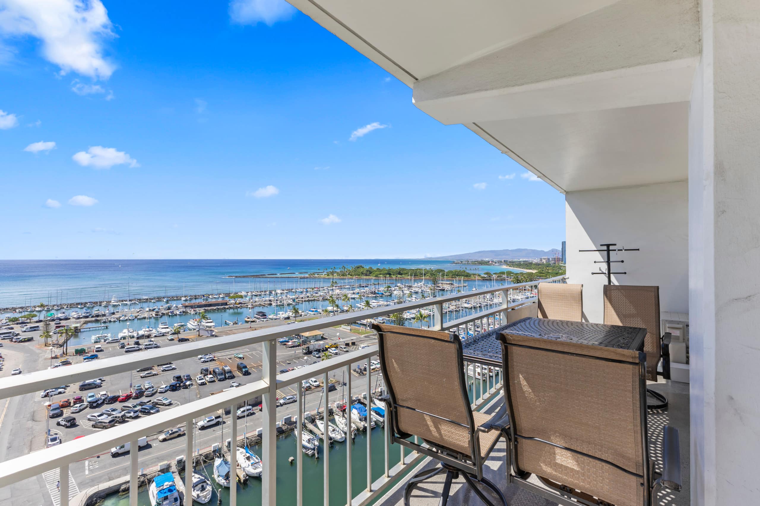 Condo in Honolulu · ★4.96 · 2 bedrooms · 3 beds · 2 private baths - Image 51
