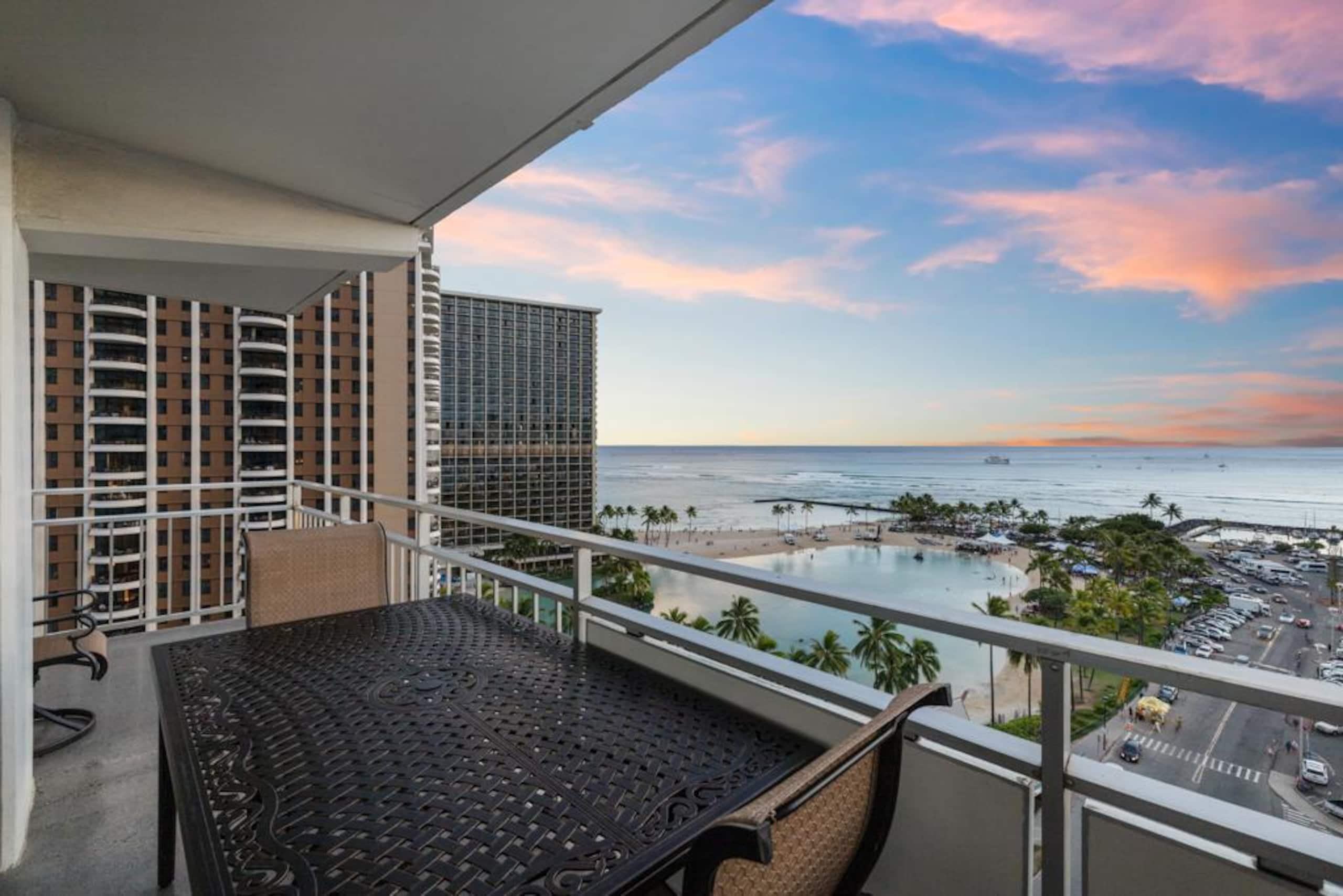 Condo in Honolulu · ★4.96 · 2 bedrooms · 3 beds · 2 private baths - Image 45