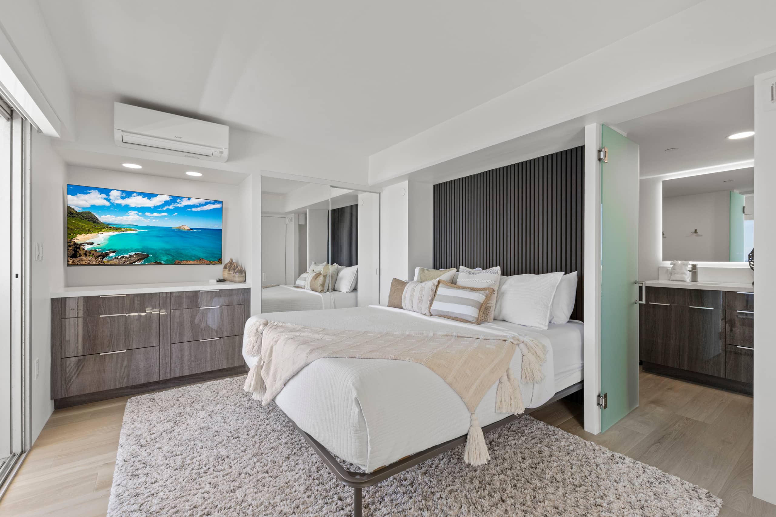 Condo in Honolulu · ★4.96 · 2 bedrooms · 3 beds · 2 private baths - Image 27