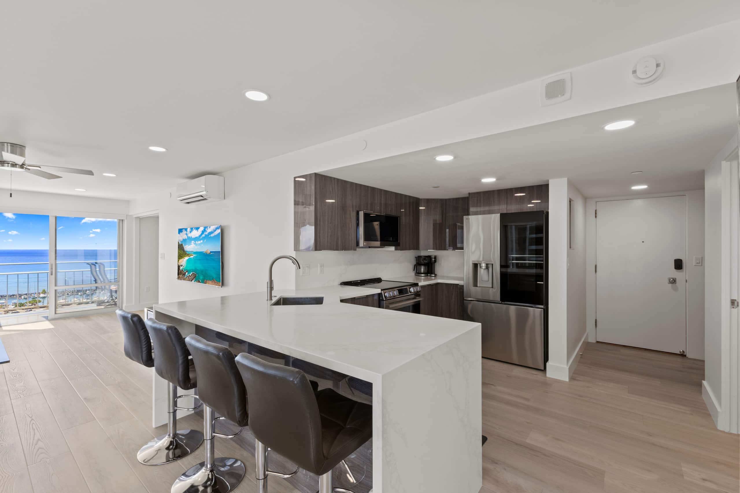 Condo in Honolulu · ★4.96 · 2 bedrooms · 3 beds · 2 private baths - Image 19