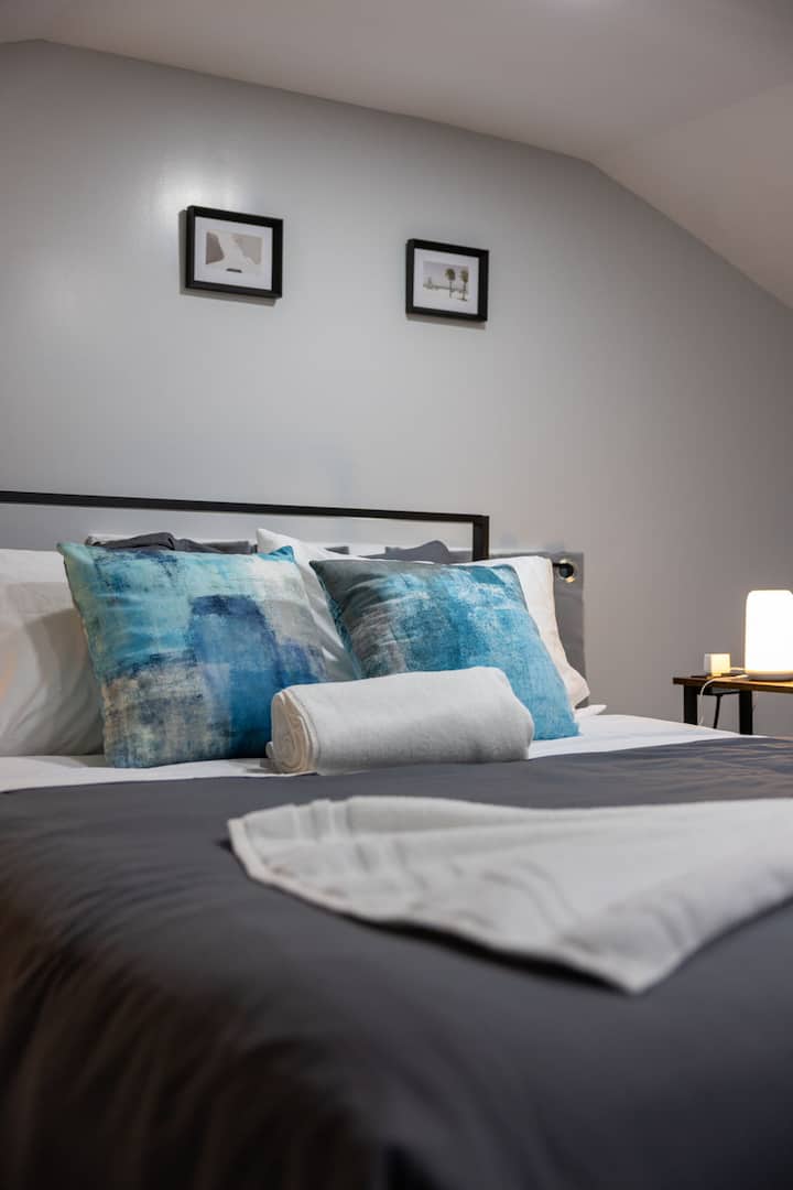 Vyspite sa v pohodlnej posteli s čistou posteľnou bielizňou, ktorá je navrhnutá na odpočinok a relaxáciu.
