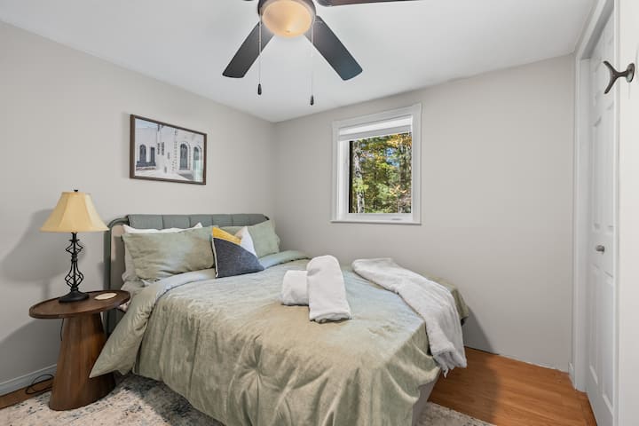 Bedroom 2 — queen bed