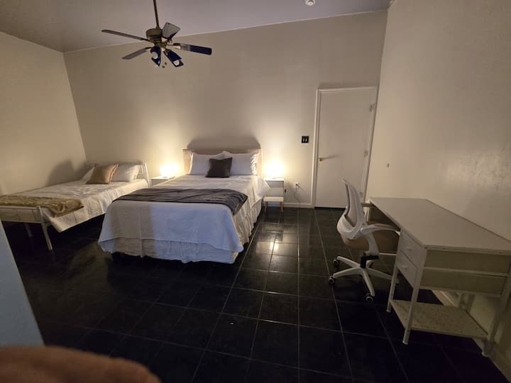 Bienvenue dans votre spacieuse retraite de groupe! Cette chambre peut accueillir confortablement quatre personnes avec deux lits Queen confortables. Il est entièrement équipé pour un séjour sans accroc, avec un bureau et une chaise dédiés et une connexion Wi-Fi rapide et incluse si vous avez besoin de travailler à distance. 