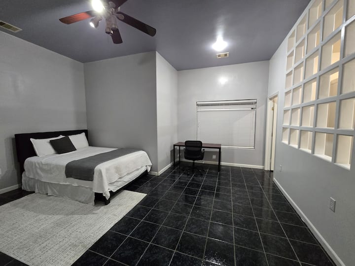 Profitez d'un séjour vraiment privé dans cette chambre spacieuse, qui comprend sa propre salle de bain complète. Il est conçu pour une vie sans accroc, avec un bureau et une chaise confortables, parfaits si vous avez besoin de travailler ou d'étudier à distance. »