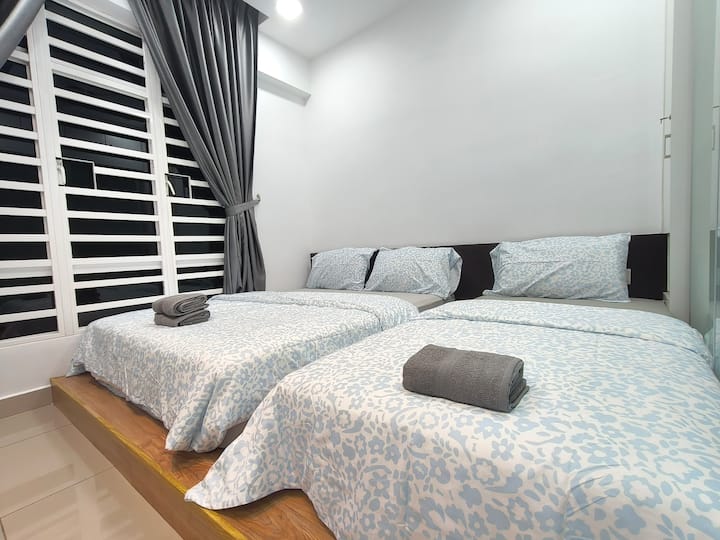 Glavna spavaća soba – bračni krevet i jednostruki krevet u tatami stilu s ormarom