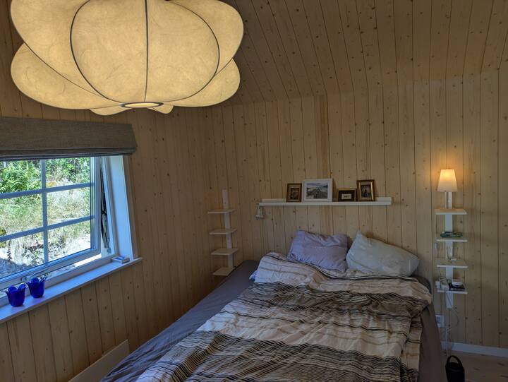 Spavaća soba s bračnim krevetom u novoj kući.