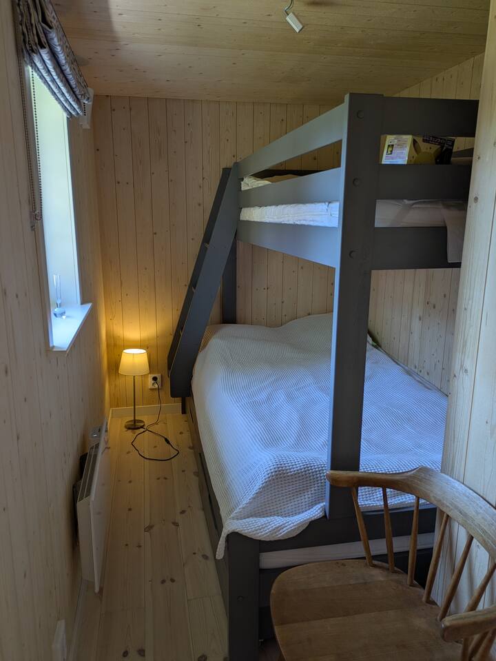 Tri plus jedan krevet. Širi krevet na donjem katu i jednostruki krevet na gornjem katu. 