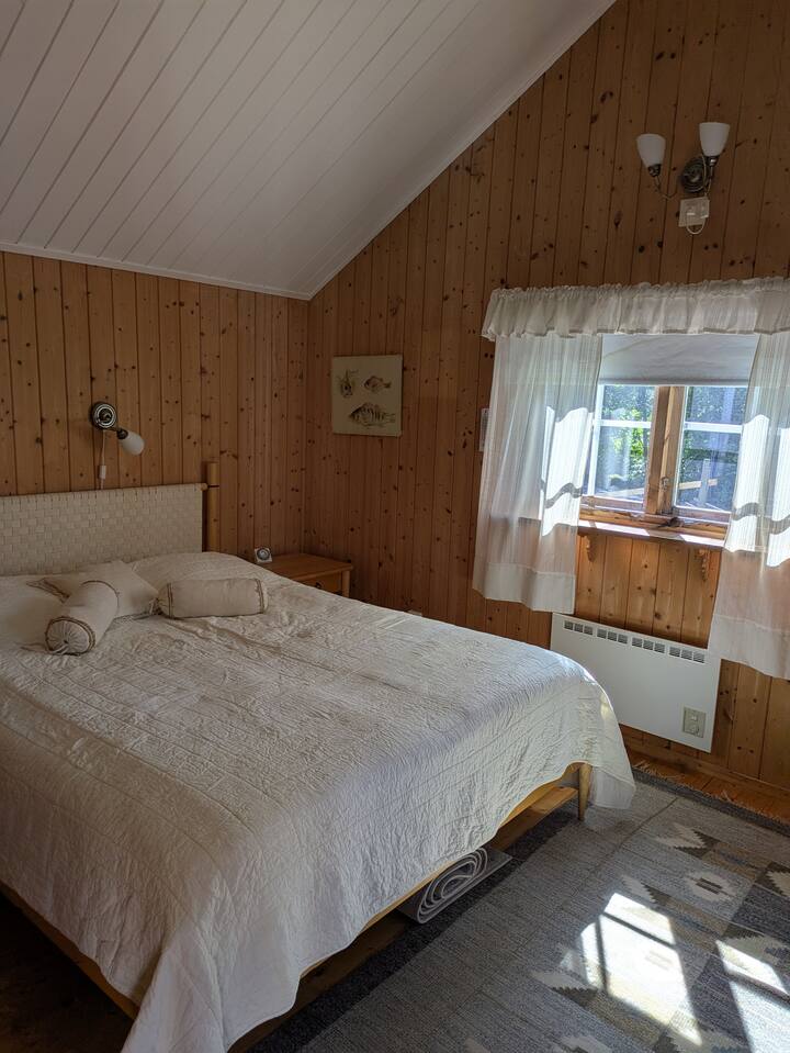 Bračni krevet u maloj kući.