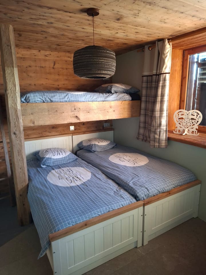 spálňa 2 s 3 samostatnými lôžkami 