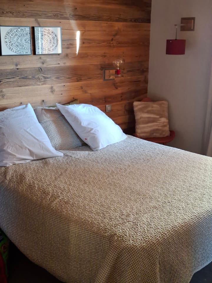 spálňa s 2 manželskými posteľami