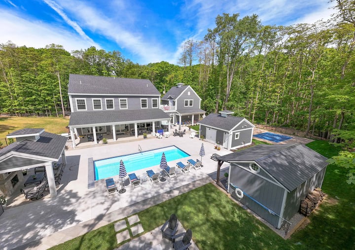 Pier Cove- Pool, Pickleball, Sleeps Up To 23 - Saugatuck, MI