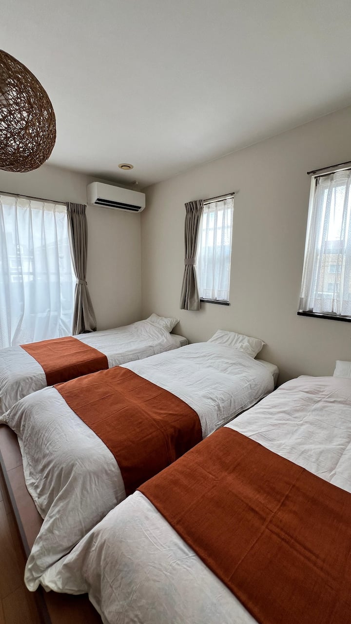 Arriba 3 camas individuales dormitorio