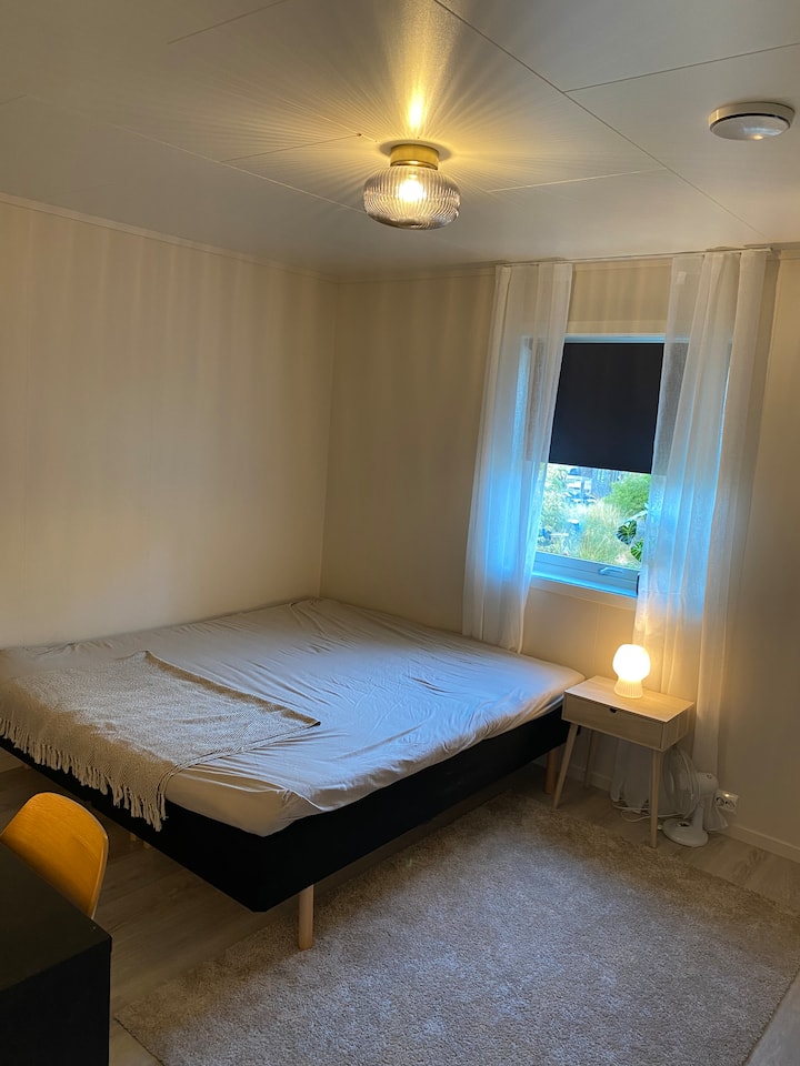 Голяма спалня с телевизор, легло 180 см и сгъваемо легло за гости. 