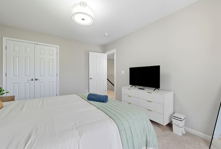 Táto spálňa je svetlá a príjemná a ponúka útulné prostredie ideálne pre hostí alebo rodinu.