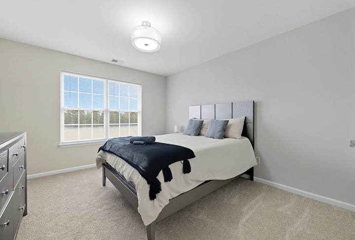 Všestranná tretia spálňa, premyslene navrhnutá pre pohodlie a pokojný spánok.