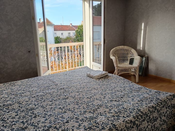 Un Grand Appartement Dans Maison Individuelle - Narbona