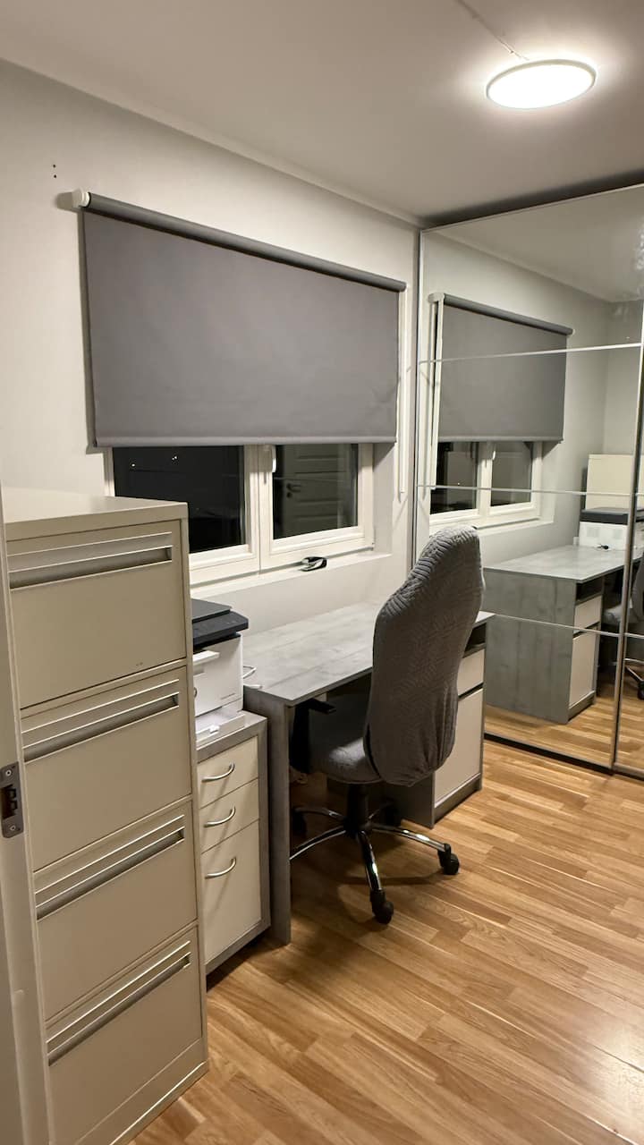 Lieu de travail avec bureau et chaise