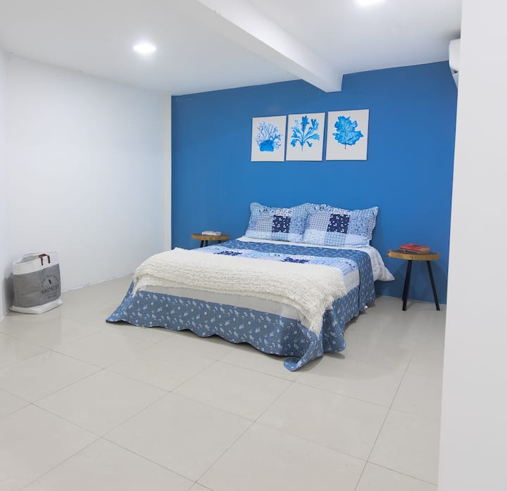 这间卧室非常适合家人或朋友入住，环境宁静整洁，既私密又舒适。