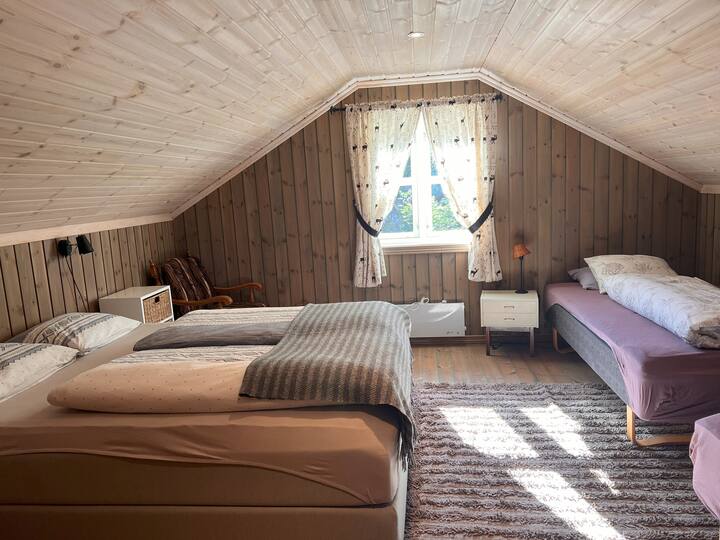 Spálňa 5, 2. poschodie. Rodinná izba