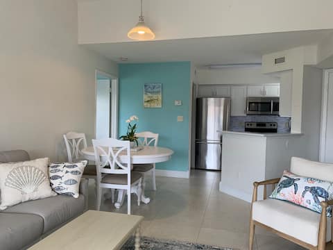 Top Airbnb: Condo with Pool - 0.5 Mile from Beach in Melbourne