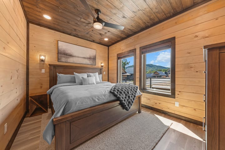 غرفة النوم الأولى في الطابق الرئيسي