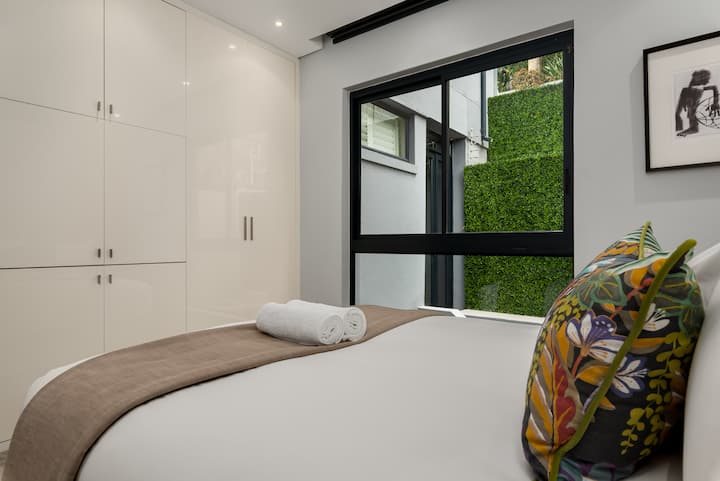 Relájate en el sereno lujo del dormitorio del Happy Days Penthouse. La lujosa ropa de cama y los detalles cuidadosamente seleccionados crean un espacio tranquilo y placentero diseñado para ofrecer comodidad, privacidad y una estancia verdaderamente lujosa.